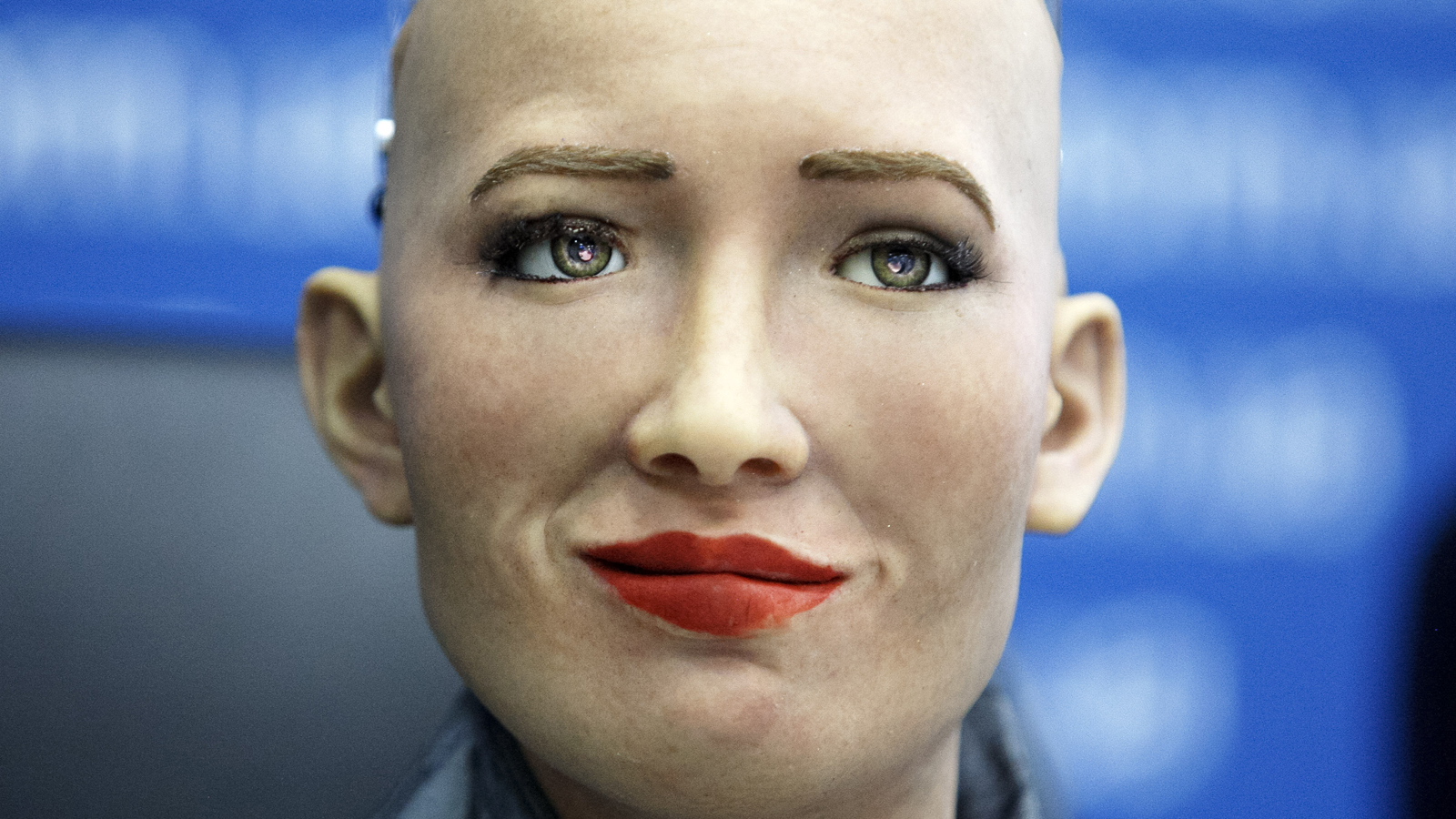 tag Uhyggelig miljø Meet Sophia: The robot who laughs, smiles and frowns just like us - CNN  Style