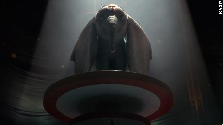 Dumbo & # 39; takes off the Disney show of live action