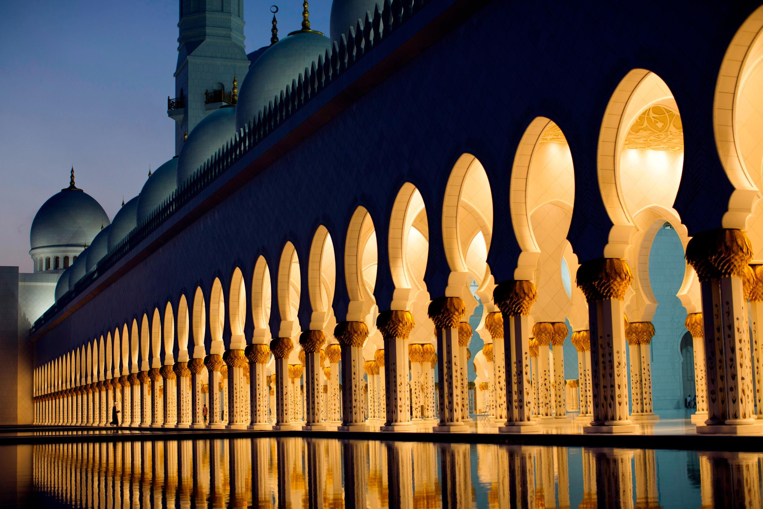 Мечеть в Абу Даби шейха Зайда в лучах солнца