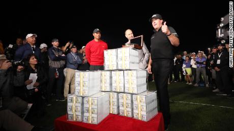 Phil Mickelson feiert nach dem Gewinn von 9 Millionen Dollar für den Sieg gegen Tiger Woods im Jahr 2018.