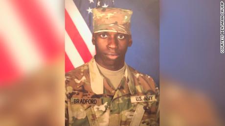 Fitzgerald Bradford Jr. said on his Facebook page that he was a combat engineer in the US Army. An army spokesman told CNN that he had never followed any advanced individual training and that he had not served officially in the army. .  

