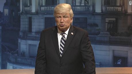 Alec Baldwin's Trump returns to declare a national emergency on "SNL"