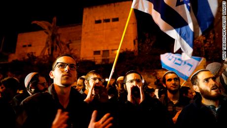Israelis protest outside Netanyahu&#39;s residence in Jerusalem on Thursday.