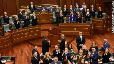 Der kosovarische Gesetzgeber billigt die Armee, da die Spannungen mit Serbien zunehmen