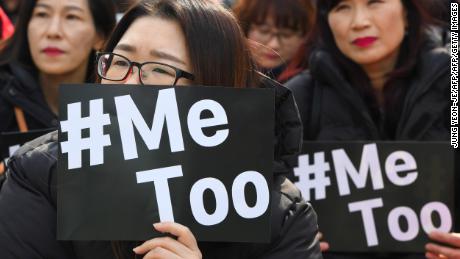 جنوبی کوریا کے مظاہرین نے 8 مارچ 2018 کو سیول میں ملک کے #MeToo تحریک کے حصہ کے طور پر خواتین کے عالمی دن کے موقع پر ایک ریلی کے دوران بینرز اٹھا رکھے ہیں۔