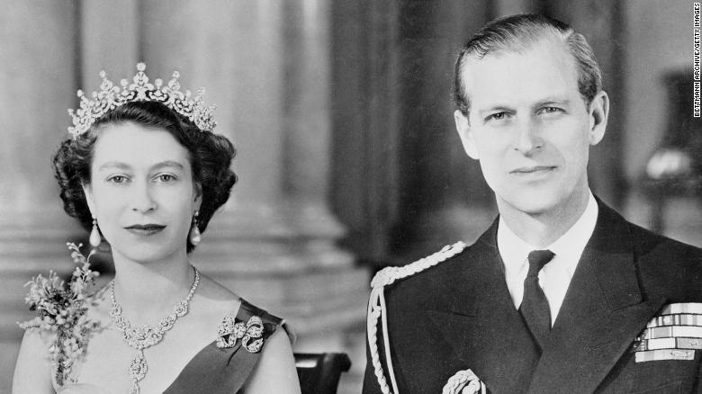 La reina celebra su primer aniversario de bodas sin el príncipe Felipe