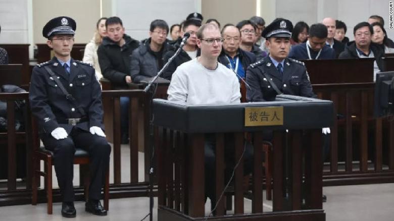 Robert Lloyd Schellenberg, gefotografeerd in de rechtbank van Dalian.
