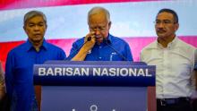 国阵即将离任的总理纳吉·拉扎克(Najib Razak)在2018年5月10日在马来西亚吉隆坡举行的第14届大选后的新闻发布会上发表讲话。
