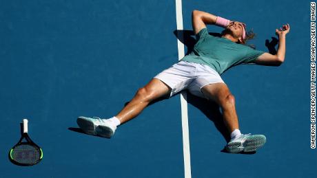 In the quarterfinals of the Australian Open, Stephanos Tsitipass won the match. 