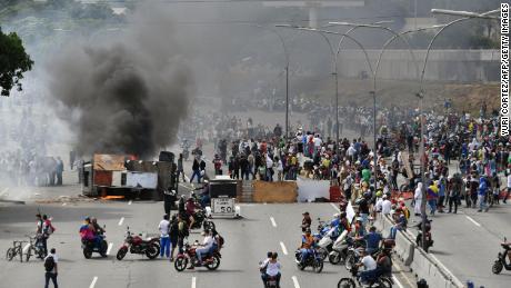 Cómo Venezuela cayó en espiral hacia el caos