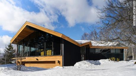 This modern ski house in Stowe was rebuilt on the basis of a 1978 house.