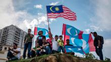 希望联盟主席马哈蒂尔·穆罕默德(Mahathir Mohamad)的支持者等着穆罕默德宣誓就任马来西亚总理,并在故宫"伊斯塔娜·内加拉(Istana Negara)之外"于2018年5月10日在马来西亚吉隆坡举行。