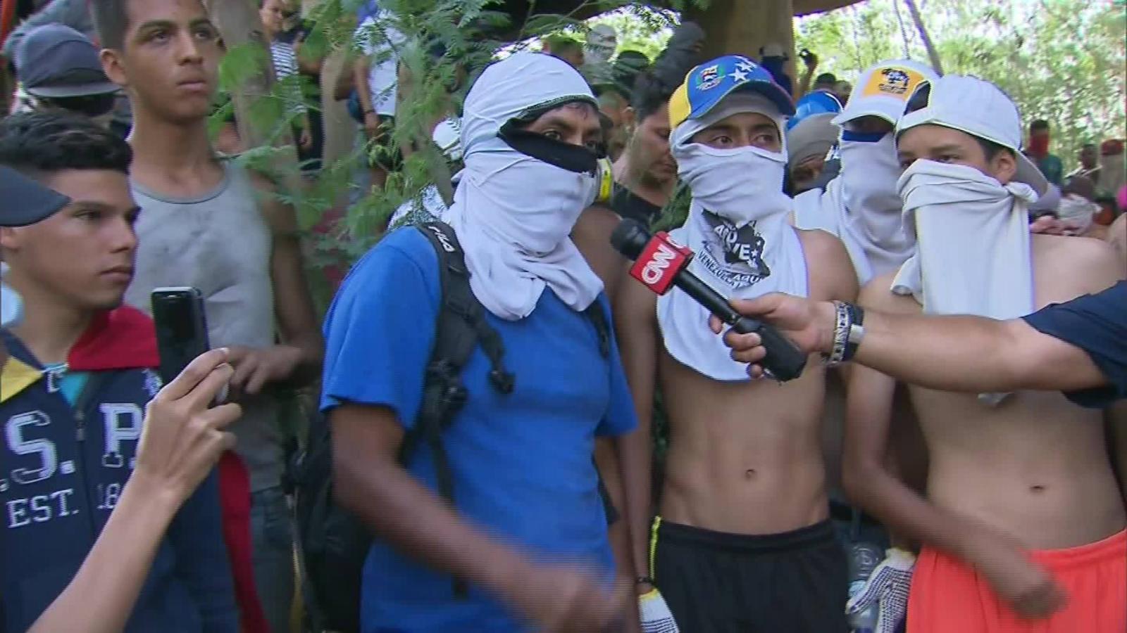 La resistencia debajo del puente jóvenes venezolanos exigen acción