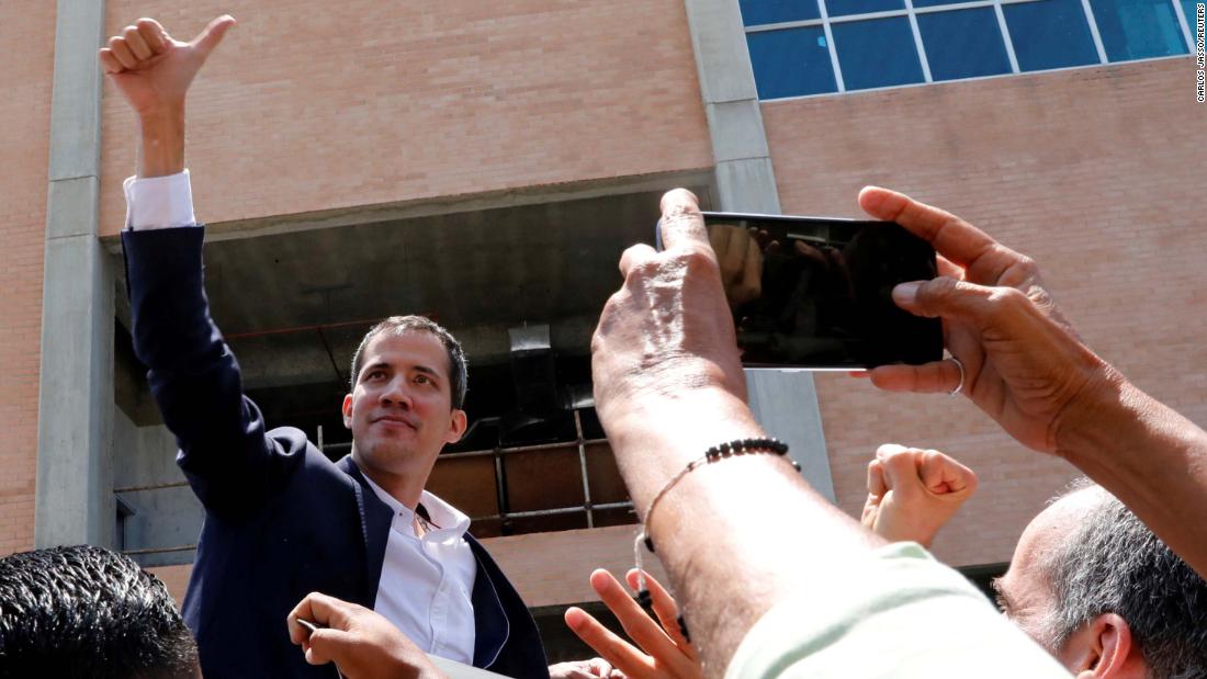 Guaido greets supporters upon arriving at a Caracas airport on March 4. He crossed the border to Colombia in late February before embarking on a South American tour, meeting the presidents of Colombia, Brazil, Paraguay and Ecuador, along with US Vice President Mike Pence. By doing so, Guaido &lt;a href =&quot;https://www.cnn.com/2019/03/04/americas/juan-guaido-returns-venezuela-intl/index.html&quot; objetivo =&quot;_blanco&cotizaciónquot;&gt;ignored a traesl ban&lt;/a&gt; imposed on him by the country&#39;s Supreme Court.