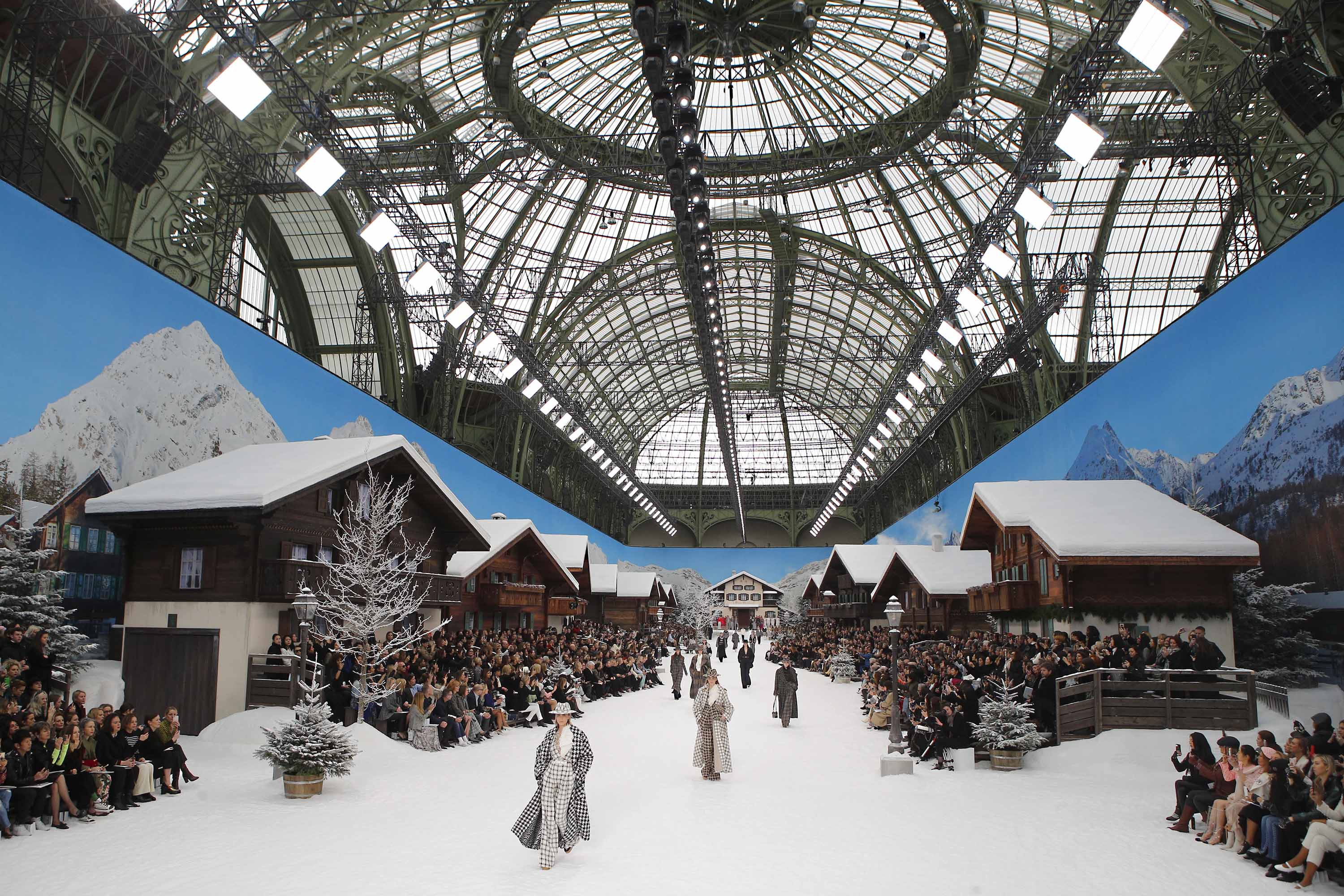 penge Vag Beskæftiget Paris Fashion Week: A moment of silence for Karl Lagerfeld at Chanel's  first show - CNN Style