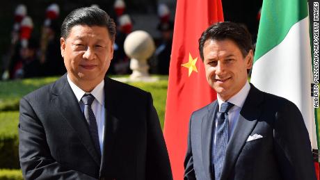 Italys Prime Minister Giuseppe Conte (right) and China&#39;s President Xi Jinping shake hands upon Xi Jinping&#39;s arrival for their meeting at Villa Madama in Rome on March 23, 2019 as part of a two-day visit to Italy.