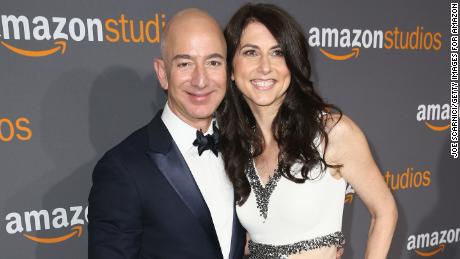 MacKenzie Bezos will keep 25% of the Bezos&#39; Amazon stock. Jeff Bezos keeps the voting power