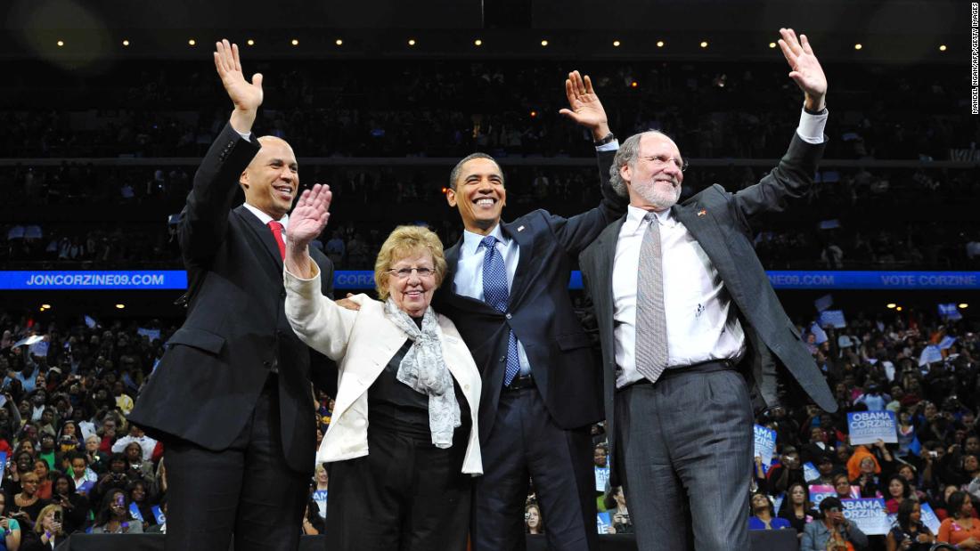 From left, Booker, Lt. Gov. candidate Loretta Weinberg, US President Barack Obama and New Jersey Gov. Jon Corzine wave at a gubernatorial campaign rally in November 2009.