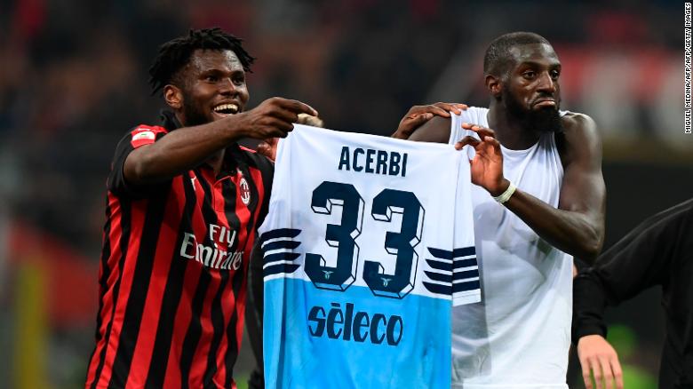 Franck Kessie (L) và Tiemoue Bakayoko giữ áo của hậu vệ người Ý Francesco Acerbi của Lazio sau trận đấu ở giải Serie A.