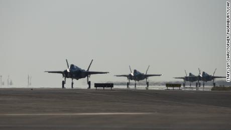 Four F-35A Lightning IIs assigned to the 4th Expeditionary Fighter Squadron taxi after landing at Al Dhafra Air Base, 阿拉伯联合酋长国, 四月 15, 2019. 