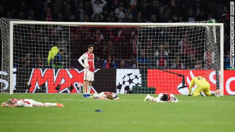 Ajax-Spieler wurden niedergeschlagen, nachdem sie am 8. Mai 2019 ihr Halbfinale der UEFA Champions League gegen Tottenham verloren hatten.