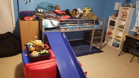 The son's room, in disorder in the morning, was found clean and neat.