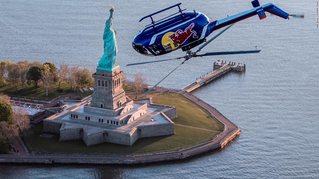 Watch This Helicopter Fly Upside Down Over Manhattan Cnn Video