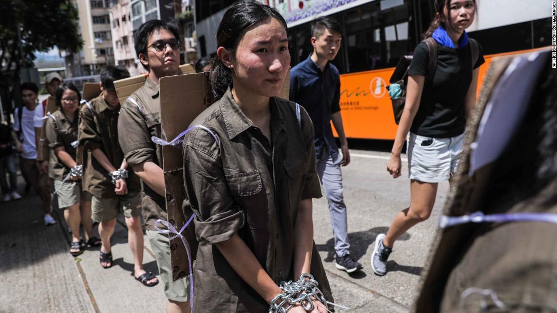 Students wear chains during a demonstration on Saturday, 六月 8.
