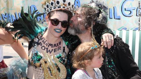 Author Neil Gaiman and his wife, musician Amanda Palmer, enjoy the 2018 parade, where they were appointed king and queen.