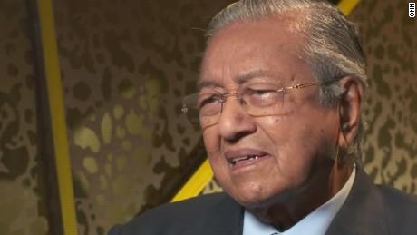 Mahathir de Malasia dice que la incertidumbre política no terminará con Anwar como primer ministro