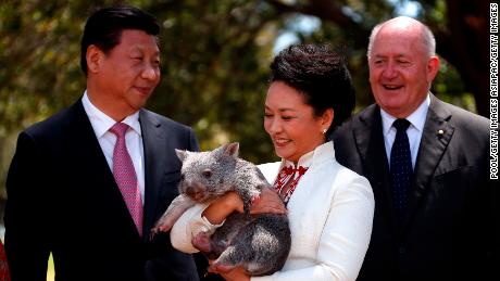 Australian Governor General Peter Cosgrove (R) stands with President Xi Jinping and his wife Peng Liyuan in Canberra on November 17, 2014.