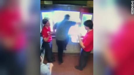 Ein Chick-Fil-A-Manager sprang durch ein Durchfahrtsfenster, um einen erstickenden 6-Jährigen zu retten