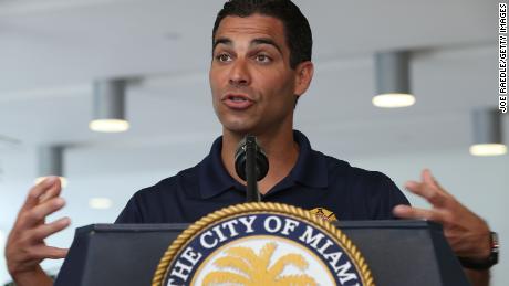 El alcalde de Miami, Francis Suárez, defendió un plan para abordar el impacto de la crisis climática.