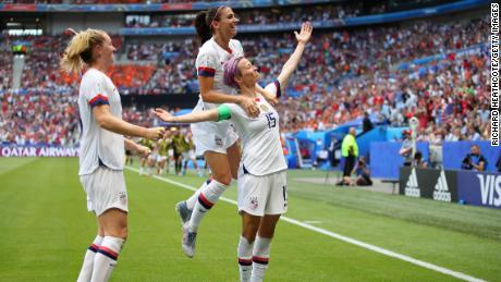Megan Rapinoe of the United States, celebrates with teammates Alex Morgan and Samantha Mewis after scoring the first goal of his team in the final of the FIFA Women's World Cup 2019, yesterday at the Stade de Lyon on July 7 in Lyon, France. 