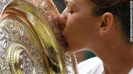 Die Rumänin Simona Halep küsst die Venus Rosewater Dish-Trophäe, nachdem sie Serena Williams im Finale der Wimbledon-Frauen besiegt hat.
