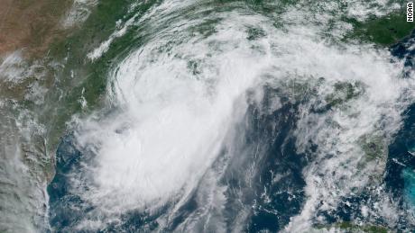 Barry strengthens his position in the Category 1 hurricane as he approaches the Louisiana Landing
