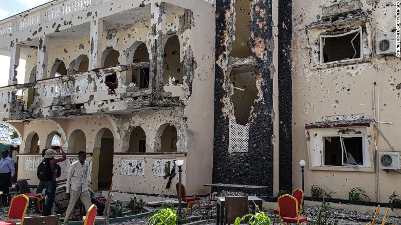 Những kẻ tấn công đã kích nổ một quả bom xe ở cổng khách sạn, trước khi bốn tay súng bước vào và bắt đầu nổ súng.