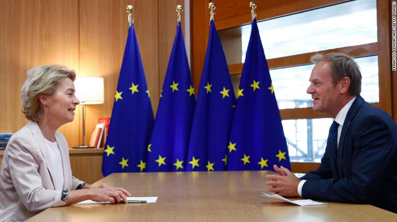 Chủ tịch Hội đồng EU sắp mãn nhiệm Donald Tusk (phải) gọi các cuộc hẹn có khả năng của von der Leyen và Christine Lagarde là giám đốc ECB "một sự cân bằng giới tính hoàn hảo."