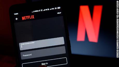 Netflix versucht, sein Abonnentenproblem mit einem 3-Dollar-Mobilfunkplan für Indien zu beenden