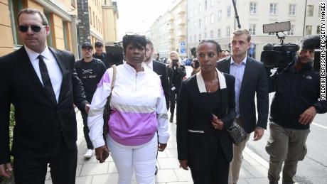 "Đây là một cơn ác mộng!" Renee Black, mẹ của $ AP Rocky (thứ hai từ trái sang), nói với báo chí tại tòa án quận ở Stockholm.