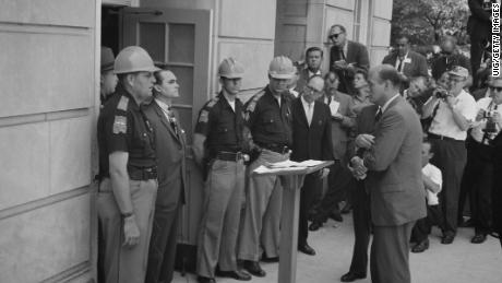 George Wallace attempting to block integration at the University of Alabama, standing defiantly at a door while being confronted by US Deputy Attorney General Nicholas Katzenbach, 在六月 11, 1963. 