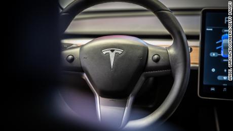 Tesla&#39;s latest Autopilot feature is slowing down for green lights, too