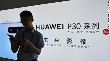 The White House is waiting to license Huawei as the trade war accelerates