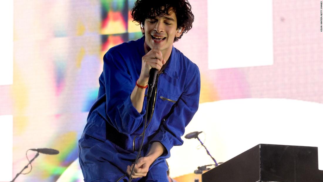 The 1975 Singer Matt Healy Kisses Fan In Dubai Defying Anti LGBT Laws