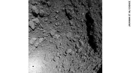 تصاویر جدید نشان می دهد ریوگو یک سیارک عجیب و غریب بدون گرد و غبار است 