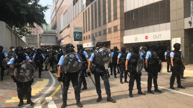 Cảnh sát cầm khiên tập trung gần một cuộc biểu tình ở Kwun Tong, Hồng Kông, vào ngày 24 tháng 8 năm 2019.