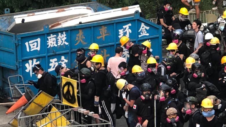 Người biểu tình xây dựng các rào cản tại một cuộc biểu tình ở Kwun Tong, Hồng Kông, vào ngày 24 tháng 8 năm 2019.