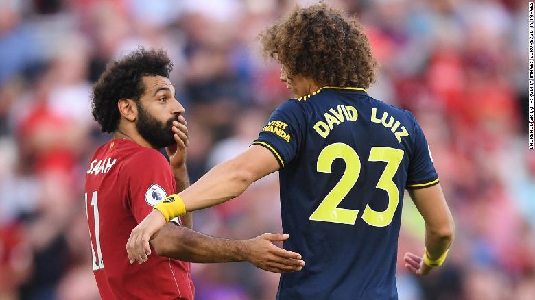 Mohamed Salah và David Luiz của Arsenal đã thảo luận về sự cố phạt đền sau tiếng còi mãn cuộc