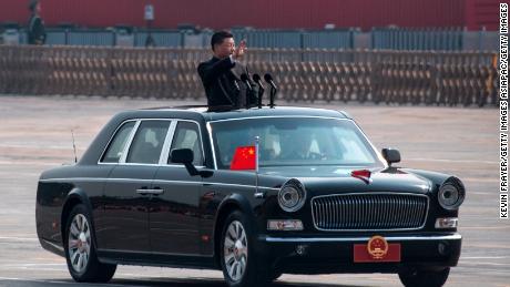 Der chinesische Präsident Xi Jinping inspiziert die Truppen während einer Parade, um am 1. Oktober 2019 in Peking das 70-jährige Bestehen der Volksrepublik China zu feiern.