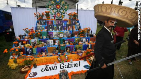 تعطیل دوستوں، خاندان کے ارکان اور یہاں تک کہ مشہور شخصیات کی زندگیوں کو منانے کا وقت ہے جو مر چکے ہیں۔  یہ قربان گاہ میکسیکن گلوکار جوآن گیبریل کو خراج تحسین پیش کرتی ہے جو 2016 میں انتقال کر گئے تھے۔